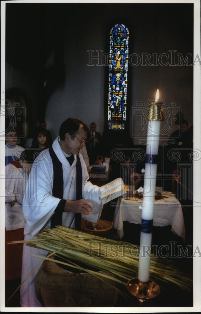 1994 Easter church service by Rev. Arthur Cunningham in Oconomwoc - Historic Images