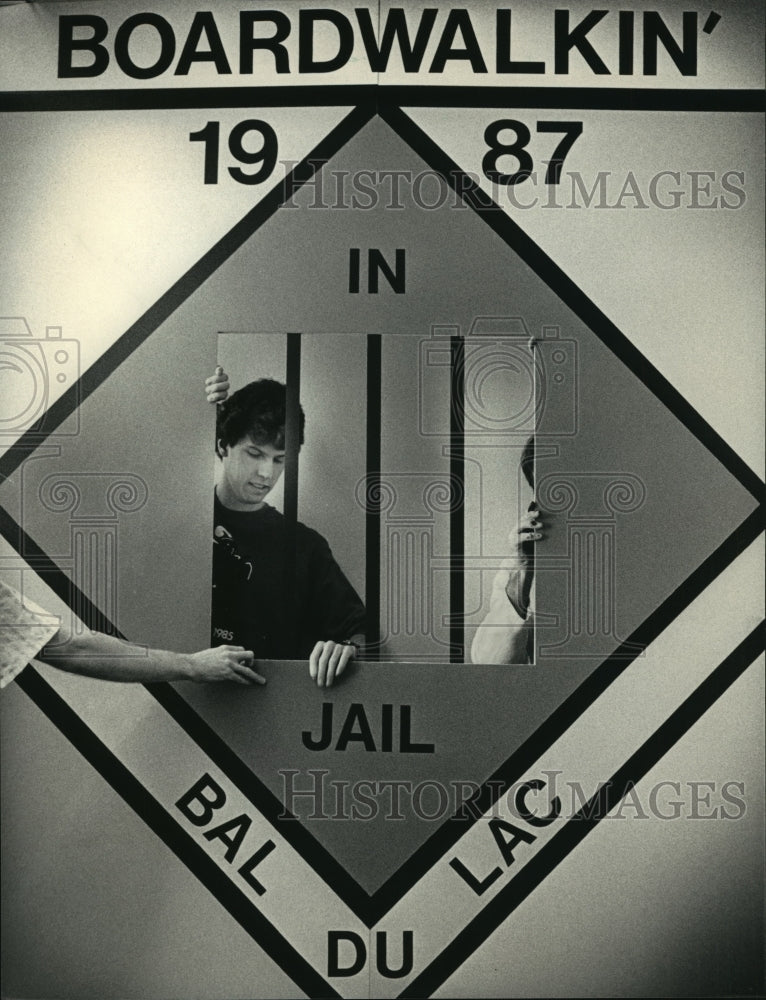 1987 Ron Dir works on the monopoly jail at the Milwaukee Art Museum - Historic Images