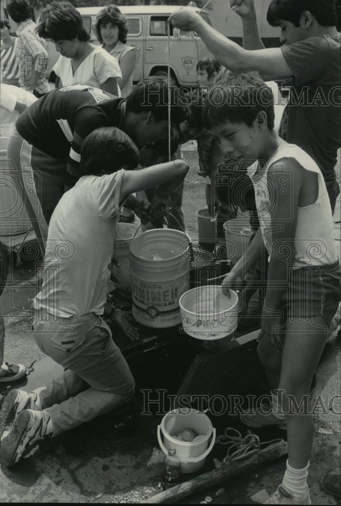 1985 People draw water from the Mexico City municipal system - Historic Images