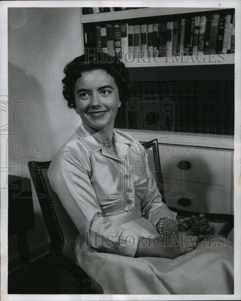 1957 Mrs. Frederic Lindemann in Her Milwaukee Home-Historic Images