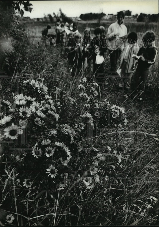 1979 Students in the Elmbrook nature Center of Wisconsin - Historic Images