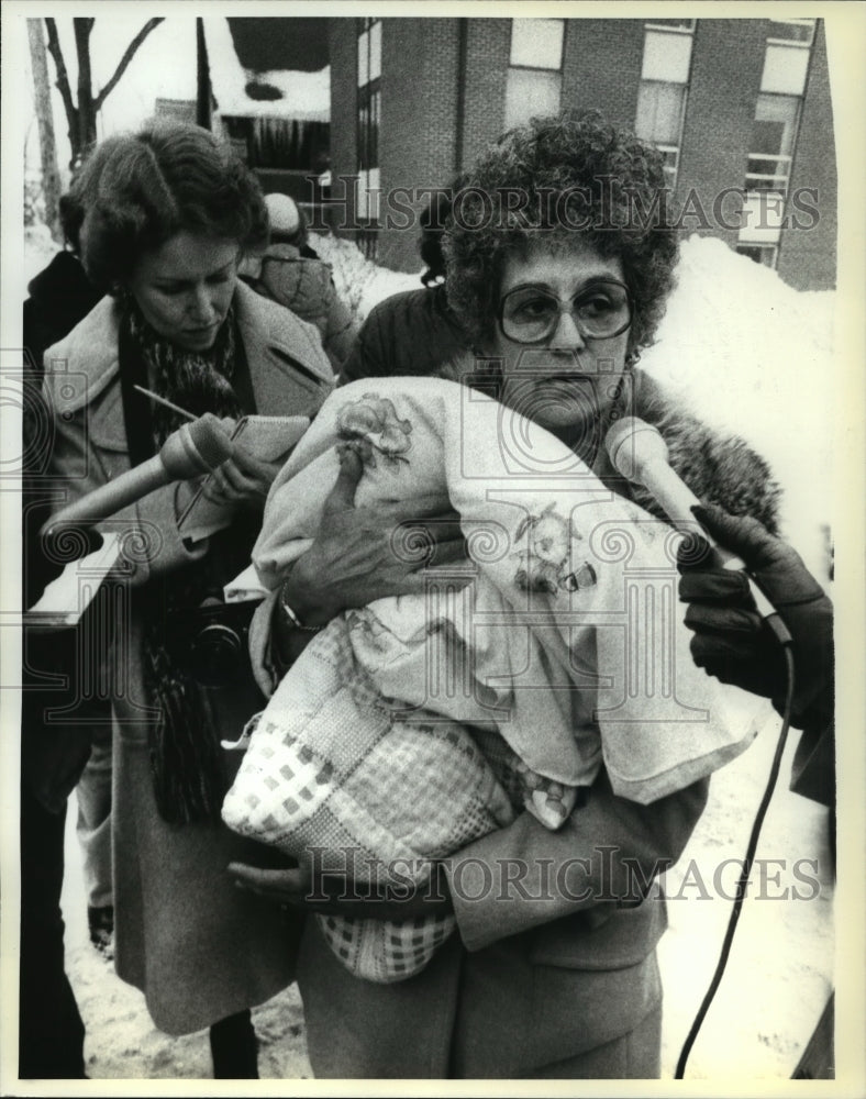 1979 Press Photo Lovetta Eaton Carries Grandson During Fire Alarm in Iowa City - Historic Images