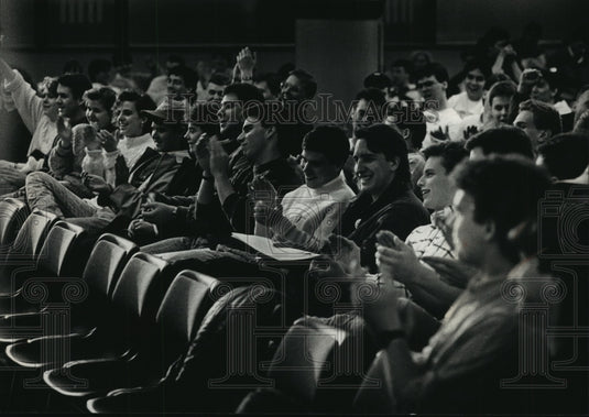 1989 Press Photo Marquette Students clap for Representative Carpenter - Historic Images