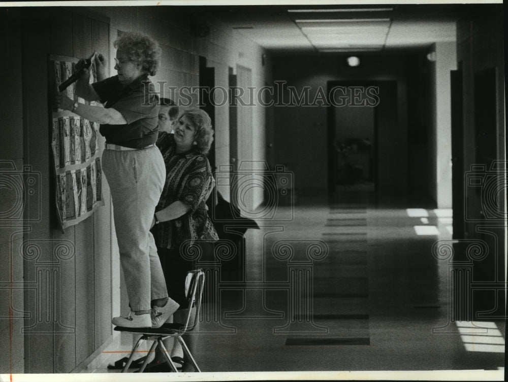 1991 Press Photo Pat Kilbey and Susan and Tim Snyder decorate school hall - Historic Images