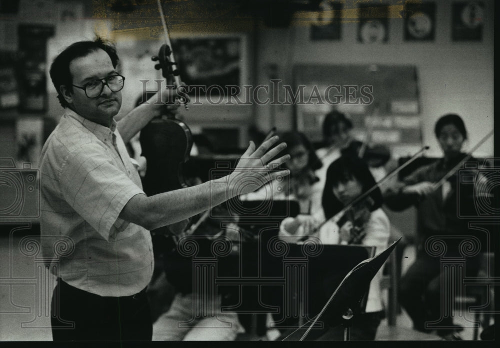 1989 Press Photo Lewis Rosove rehearsing with the Elmbrook Chamber Ensemble - Historic Images