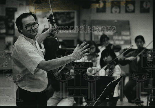 1989 Press Photo Lewis Rosove rehearsing with the Elmbrook Chamber Ensemble - Historic Images