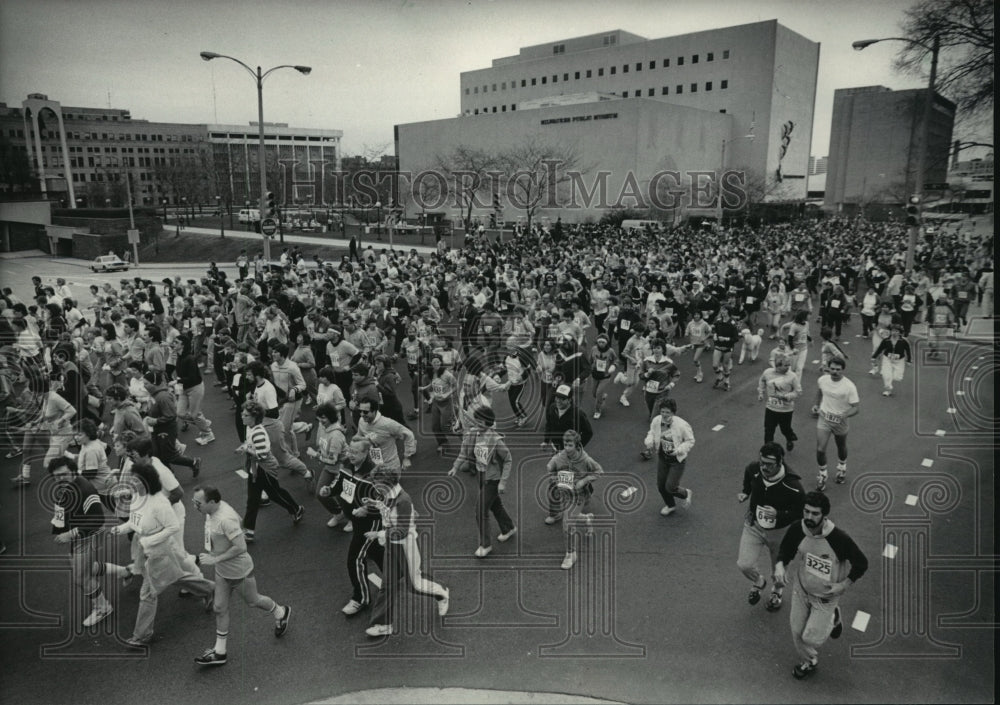 1984 Thousands of runners at the Dinosaur Dash in Milwaukee-Historic Images