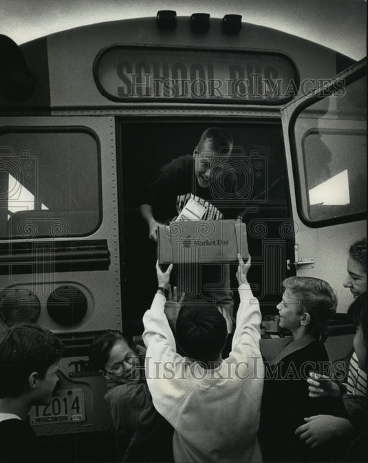 1992 Elm Grove, Wisconsin, Tonawanda Elementary School food drive - Historic Images