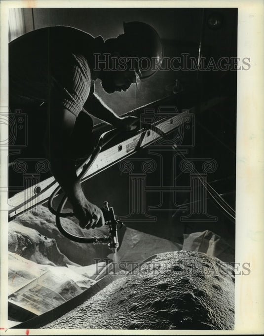 1983 Press Photo Milwaukee museum exhibit, painting clay model of a dinosaur. - Historic Images