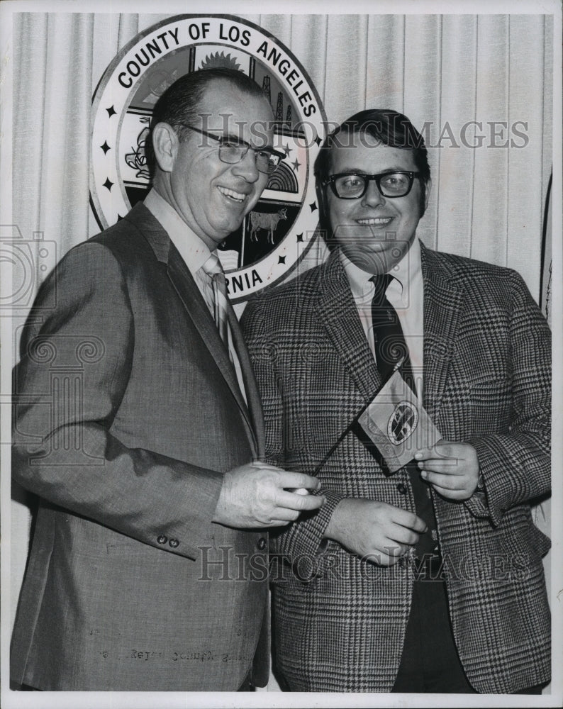 1969 Press Photo LA county supervisor Keeneth Hahn meets with William Eich - Historic Images