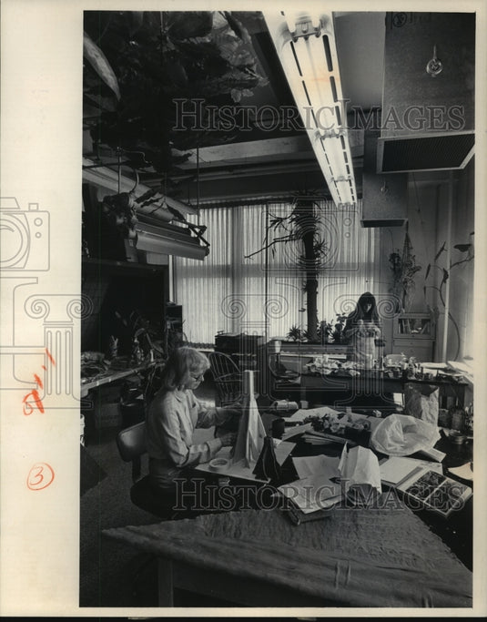 1986 Roberta Plummer and Connie Brand in Milwaukee Museum workshop - Historic Images