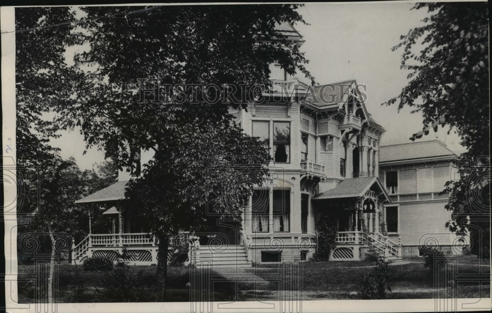 1955 Press Photo Thorpe mansion that will be torn down, built in 1875, Wisconsin - Historic Images