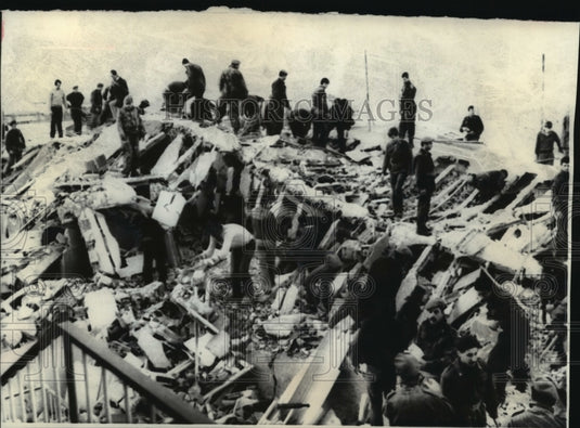 1976 Press Photo Workers Amid Rubble After Earthquake in Maiano, Italy - Historic Images