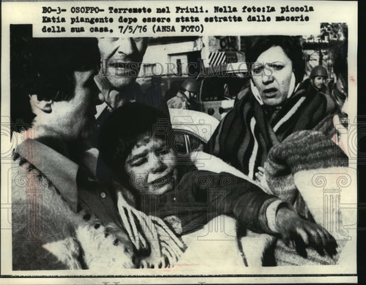 1976 Press Photo Child Weeping After Being Pulled From Rubble in Osoppo, Italy-Historic Images