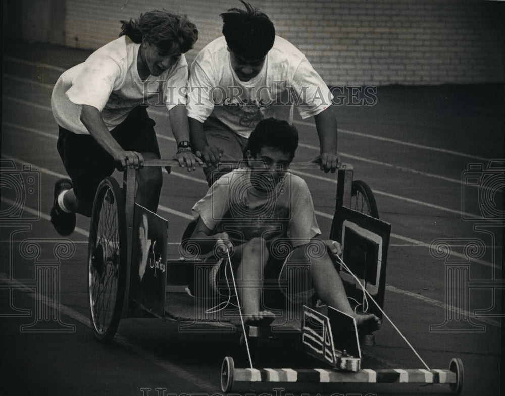 1991 Press Photo Students race chariot at Elmbrook School District in Wisconsin. - Historic Images