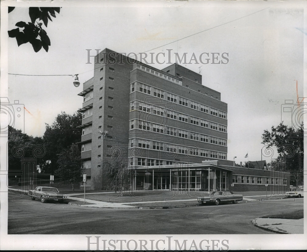 1969 Press Photo Newly built Elmbrook Memorial Hospital in Brookfield, Wisconsin - Historic Images