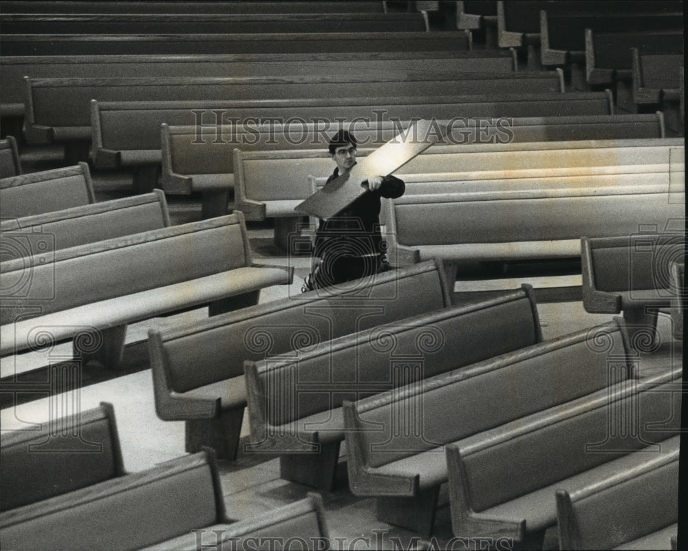 1994 Press Photo Carpenter Jeff Zimmer works on seating of Elmbrook Church - Historic Images