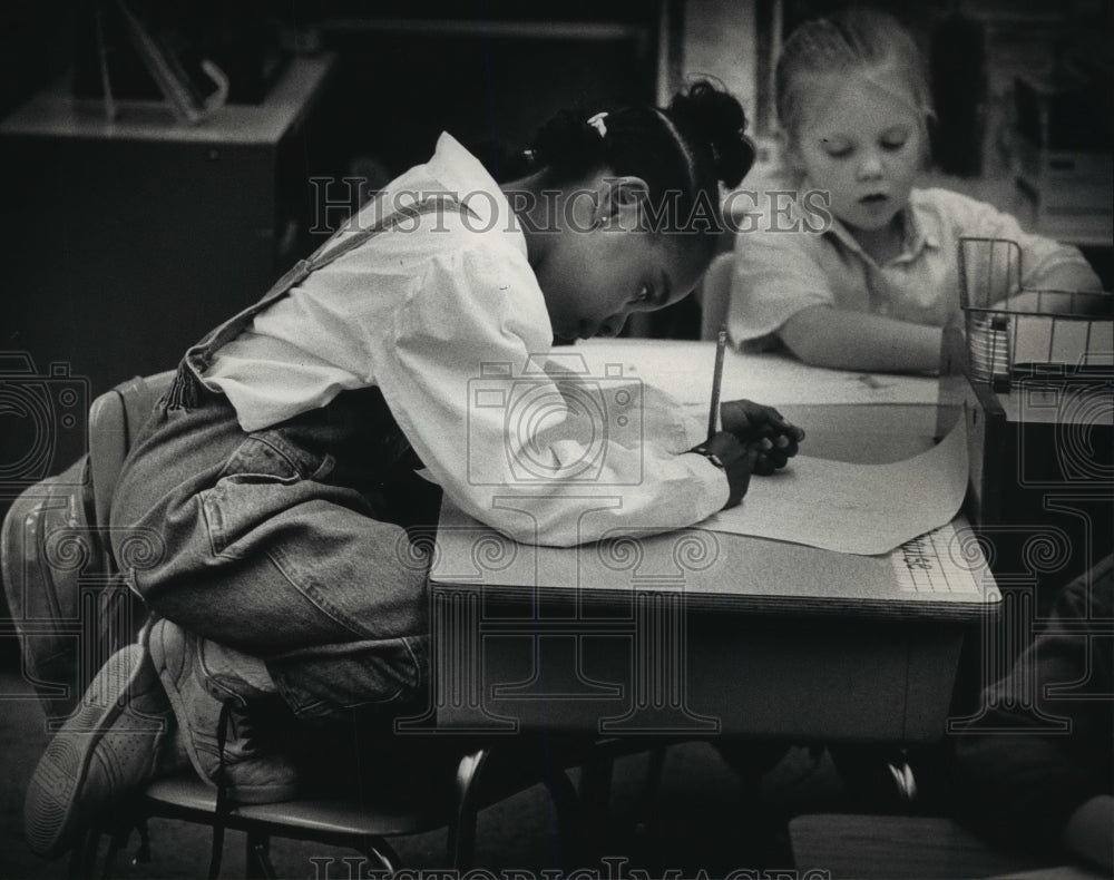 1989 Press Photo Shiquise Davis concentrates on work at Elm Creative Arts School - Historic Images