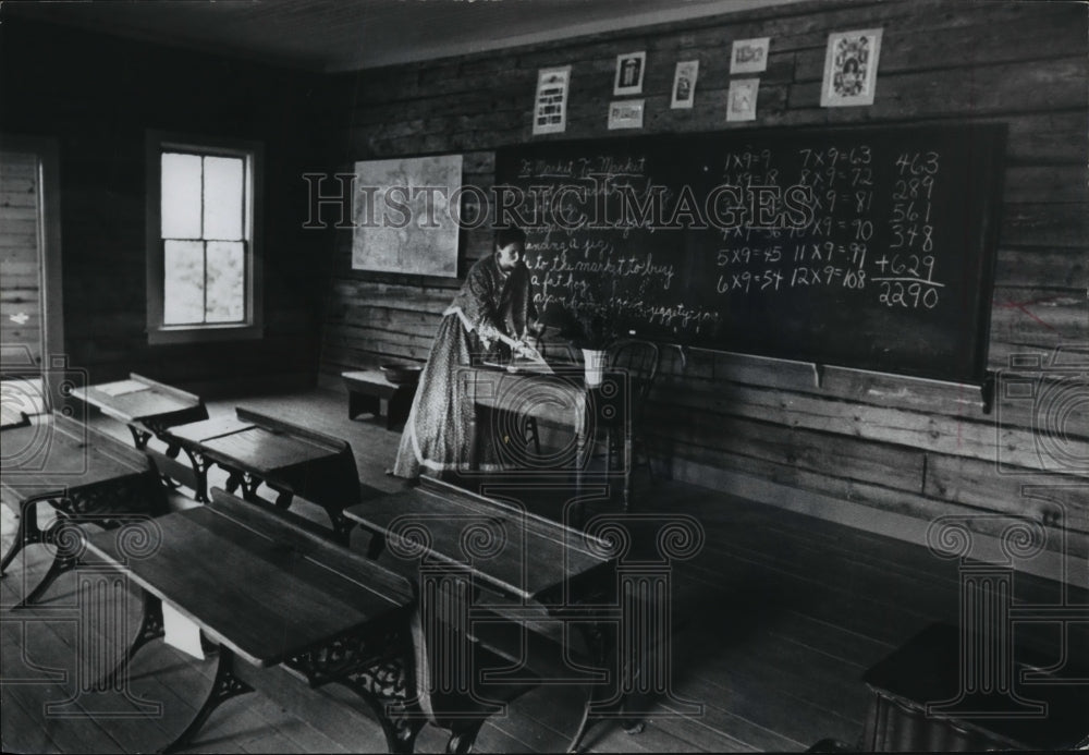 1976 Press Photo Vicki Knaup at Raspberry Schoolhouse at Old World Wisconsin. - Historic Images