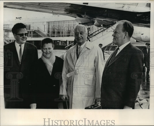 1968 Press Photo Moscow, industrialist, Cyrus Eaton receives Lenin Peace Prize.-Historic Images