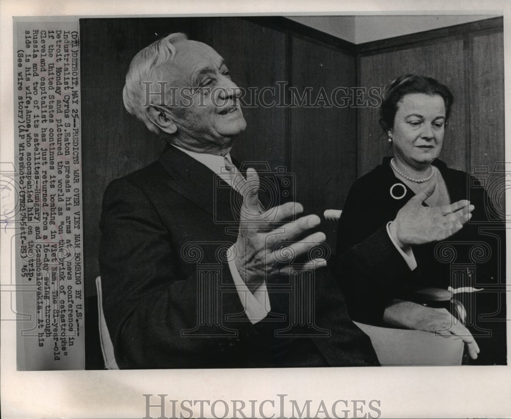1965 Press Photo Detroit, Michigan, Industrialist Cyrus S. Eaton with wife, Anne-Historic Images