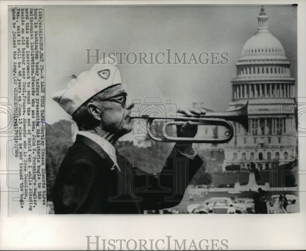 1966 Press Photo Hartley Edwards reenacts blowing bugle that ended World War I - Historic Images