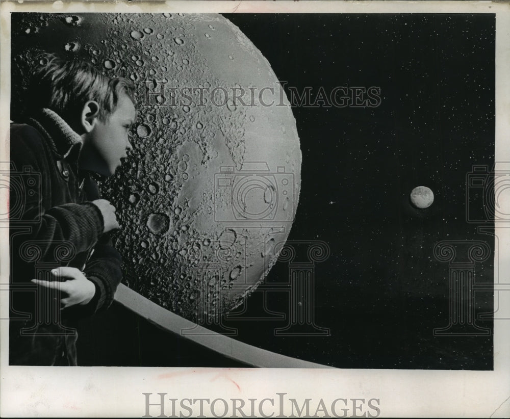 1966 Press Photo Ronald Johnson observes Earth in display at Milwaukee Museum- Historic Images