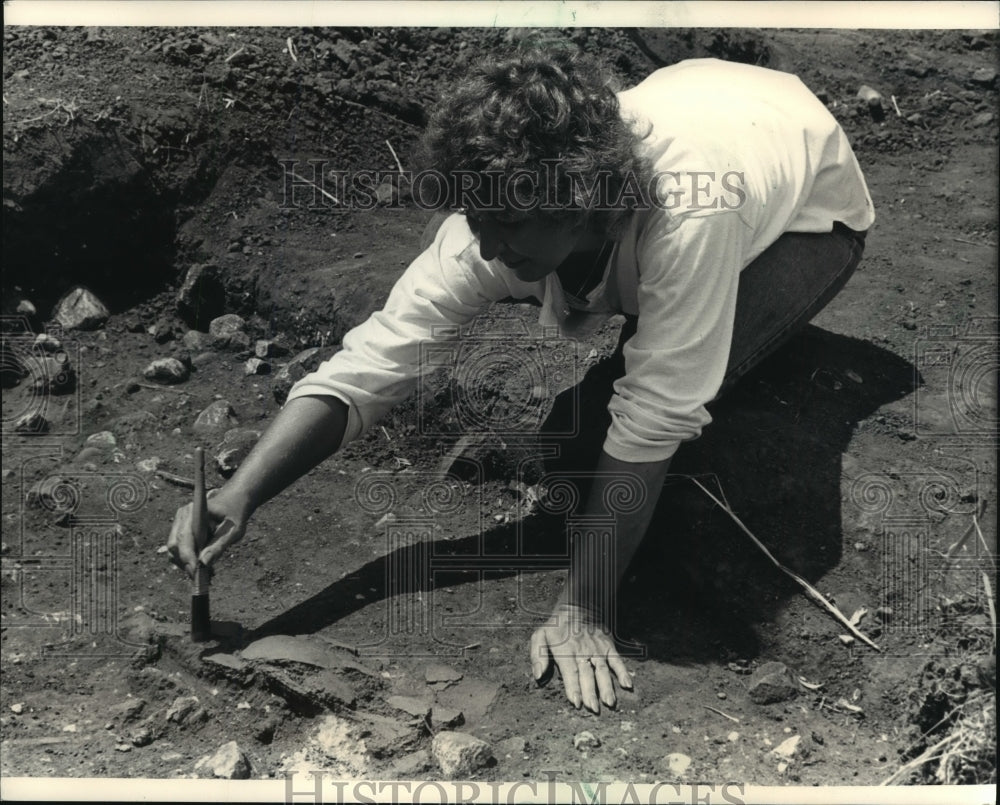 1987 Press Photo Mary Zimpelman works Milwaukee Museum Archaeological project - Historic Images