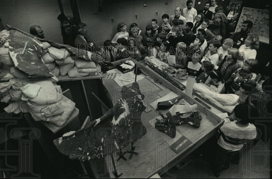 1987 Press Photo Students on behind the scenes tour in Milwaukee Public Museum - Historic Images