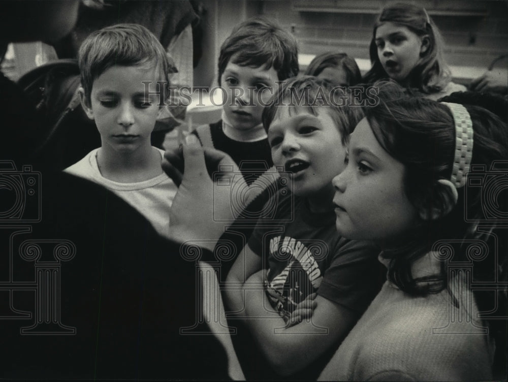 1987 Press Photo Students amazed by an eyeball at the Milwaukee Public Museum - Historic Images