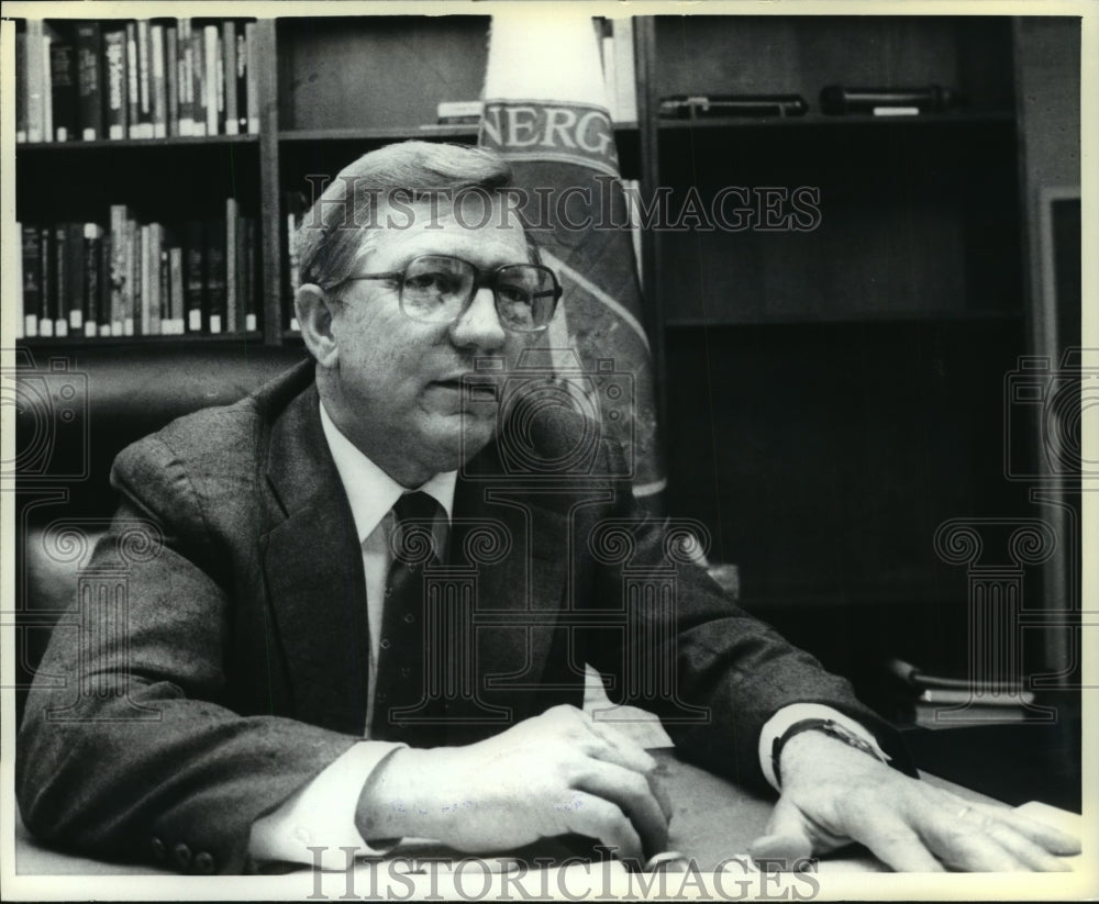 1981 Press Photo Energy Secretary James Edwards Sitting at Desk in Washington - Historic Images