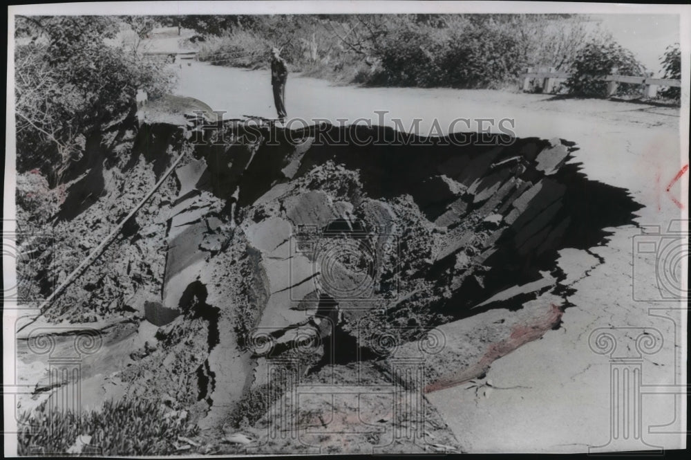 1957 Press Photo Earthquake crumbled a road along San Francisco&#39;s coastline - Historic Images