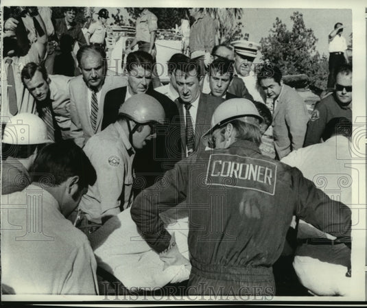 1971 Press Photo Gov. Reagan watches injured patient after California earthquake-Historic Images