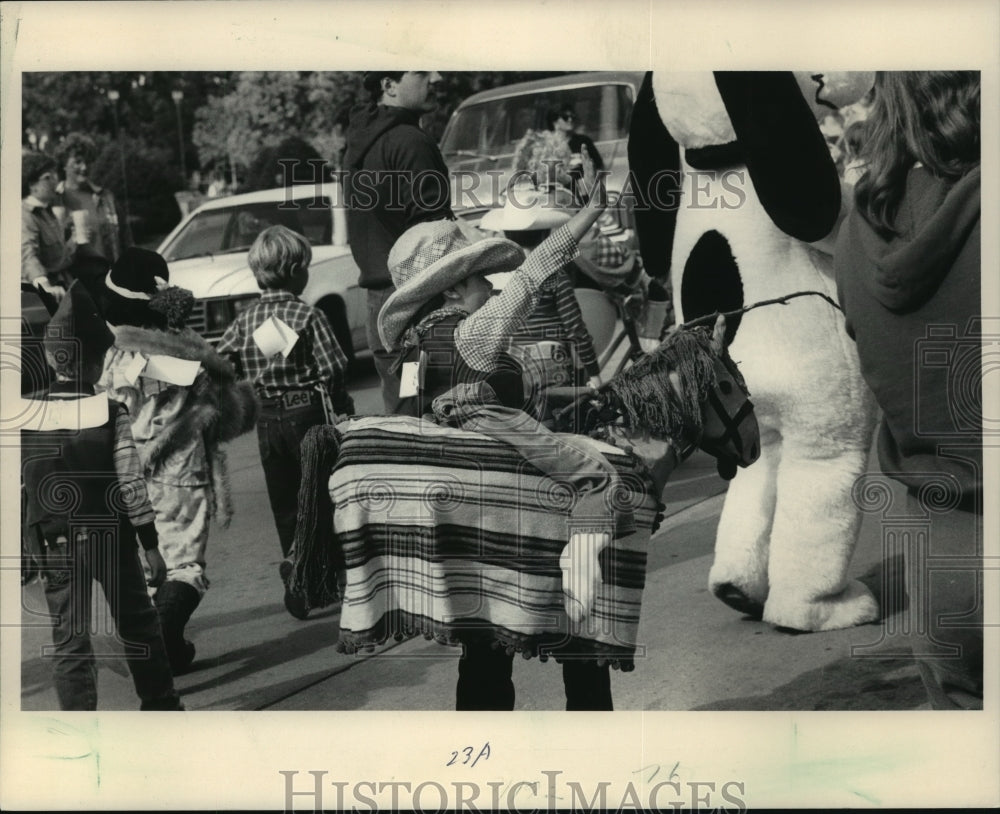 1984 Press Photo Youngster wears his horse in children&#39;s parade at Milwaukee - Historic Images