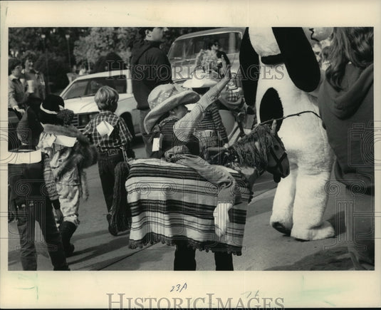 1984 Press Photo Youngster wears his horse in children's parade at Milwaukee - Historic Images