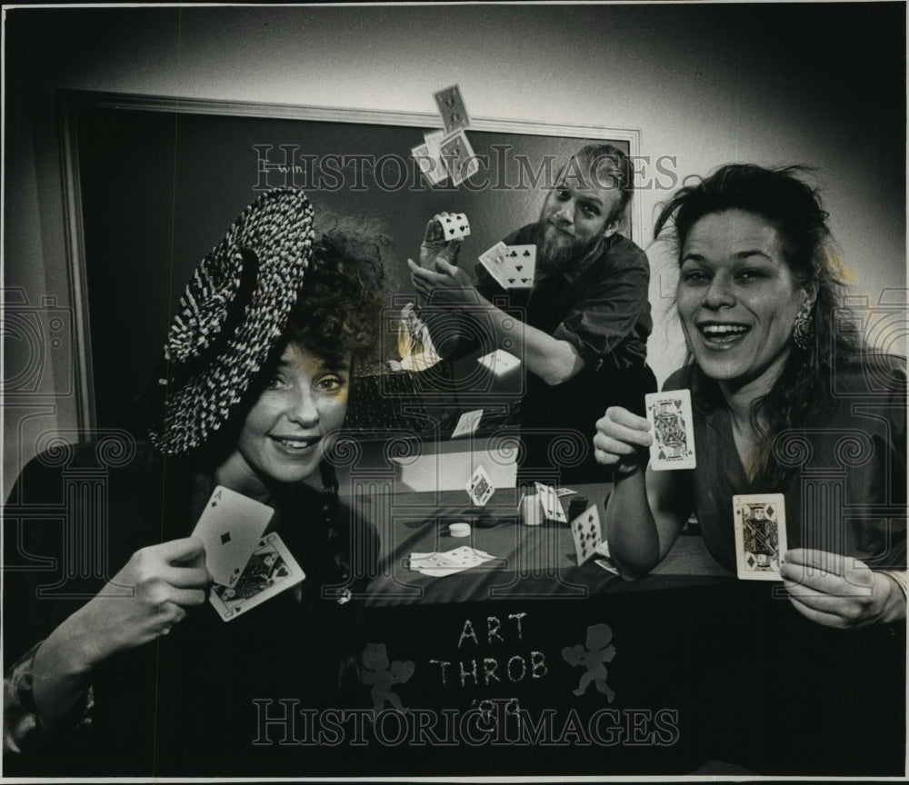 1989 Milwaukee Art Museum, the Milwaukeeans will perform with cards. - Historic Images