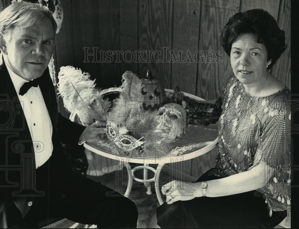 1987 Press Photo Kathy &amp; Warren Lindgren Showing Masks for Milwaukee Opera Club - Historic Images