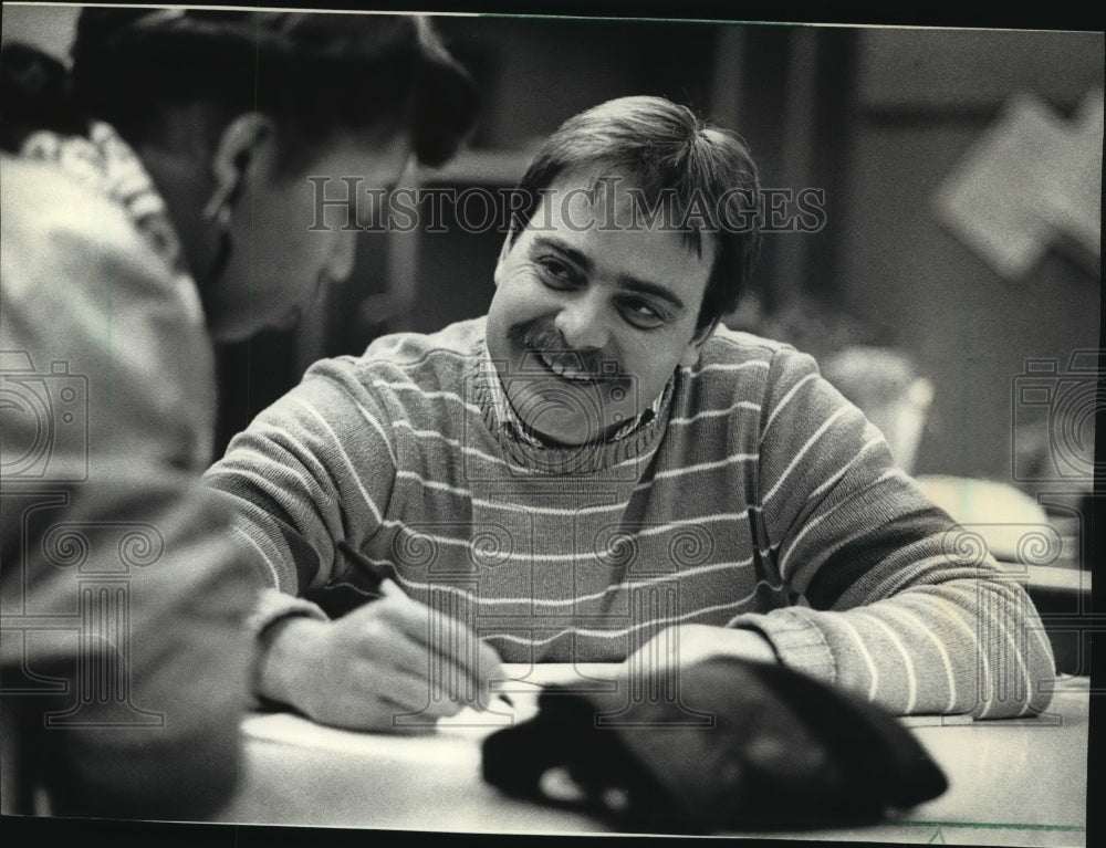 1988 Press Photo Psychologist James Eisenman Tests New Student at Lapham Park - Historic Images