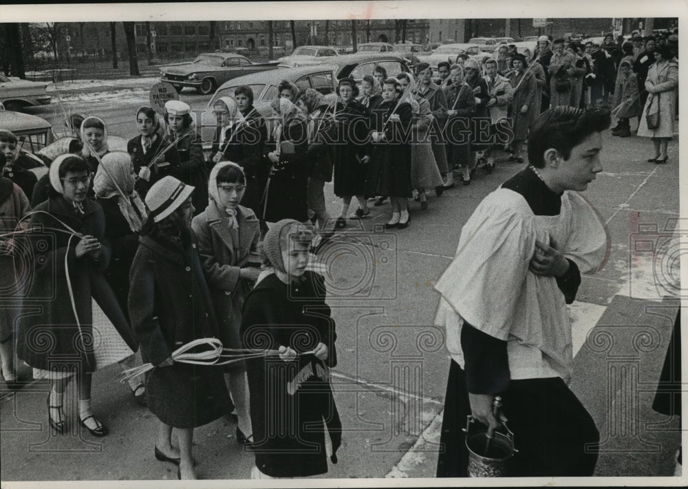 1959 Press Photo Children carrying palms filed into St. John&#39;s for Palms Sunday. - Historic Images