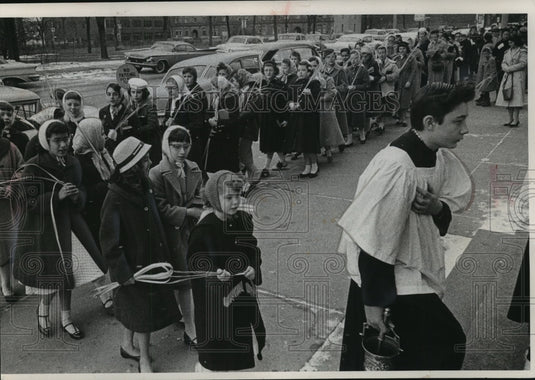 1959 Press Photo Children carrying palms filed into St. John's for Palms Sunday. - Historic Images