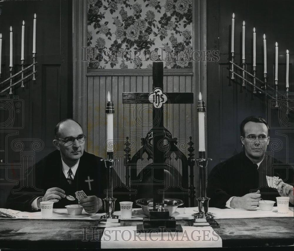 1953 Press Photo Wisconsin, Grand Avenue Congregational Church, "agape" supper. - Historic Images