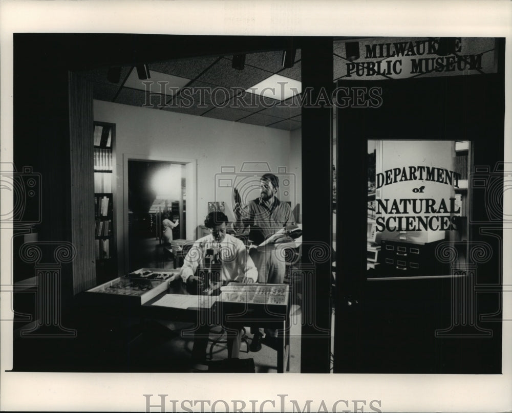 1988 Inside Museum in Milwaukee. - Historic Images