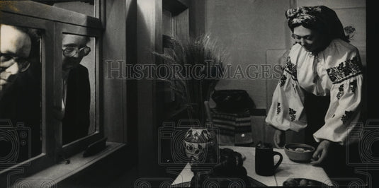 1988 Press Photo Milwaukee Public Museum, Ukrainian display for Christmas. - Historic Images