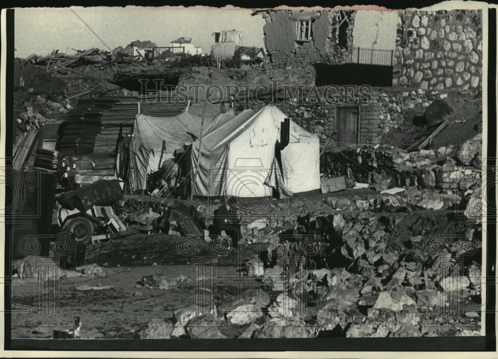 1976 Press Photo Turkish Man in Caldiran Outside Tent After Turkey Earthquake - Historic Images