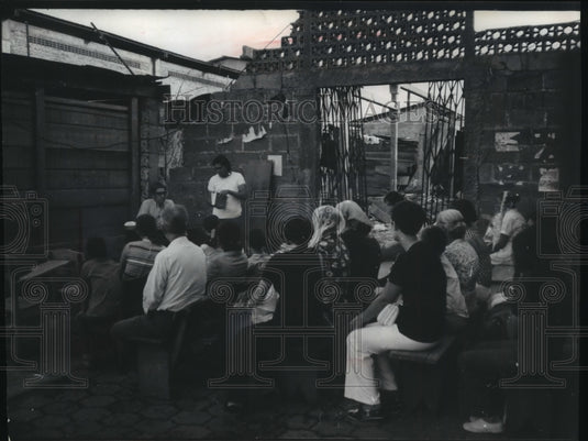 1973 Press Photo Father Uriel Lead Prayers in Earthquake Damaged Church, Managua-Historic Images
