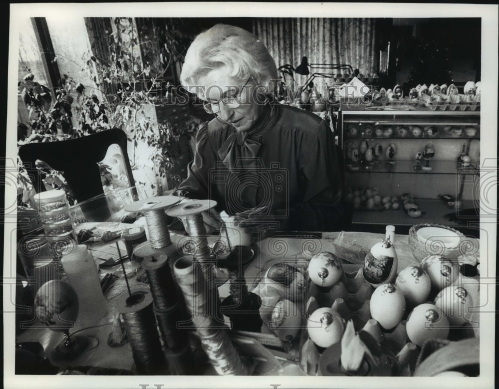 1990 Press Photo Donna Marie Runge Works on Decorating Easter Eggs - mja99294 - Historic Images