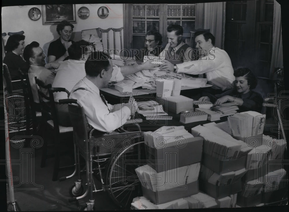 1954 Press Photo a group helps prepare Easter seals for mailing in Wisconsin - Historic Images