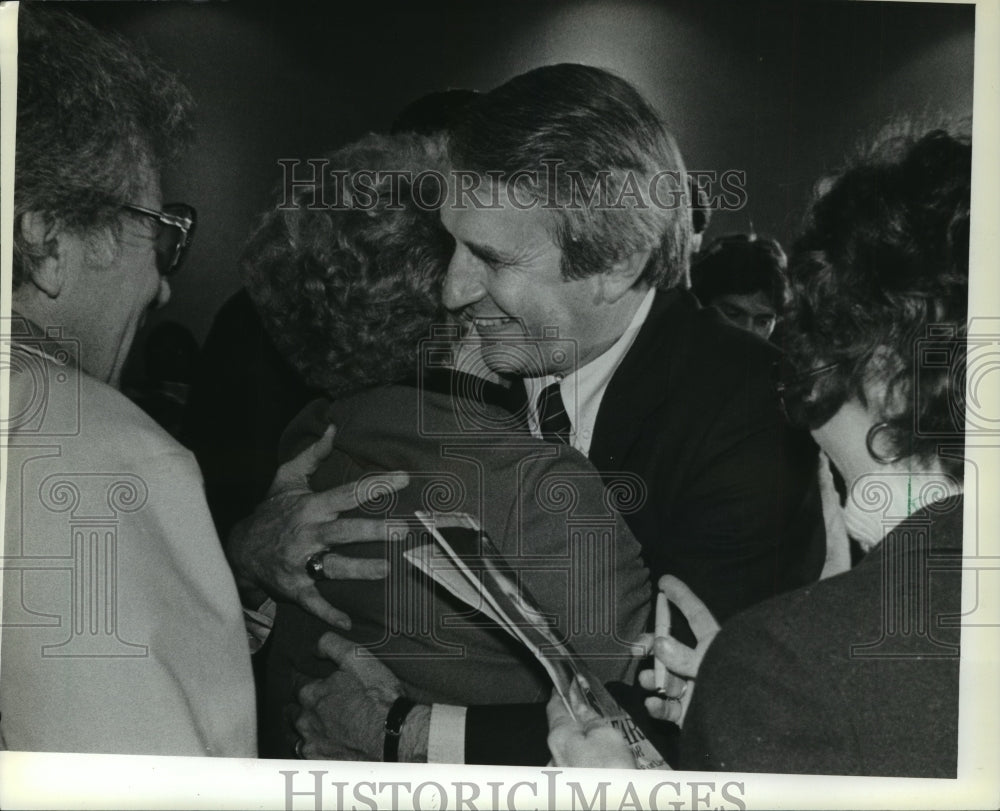 1982 Press Photo Anthony Earl and others hugged at Serb Memory Hall - mja99313 - Historic Images