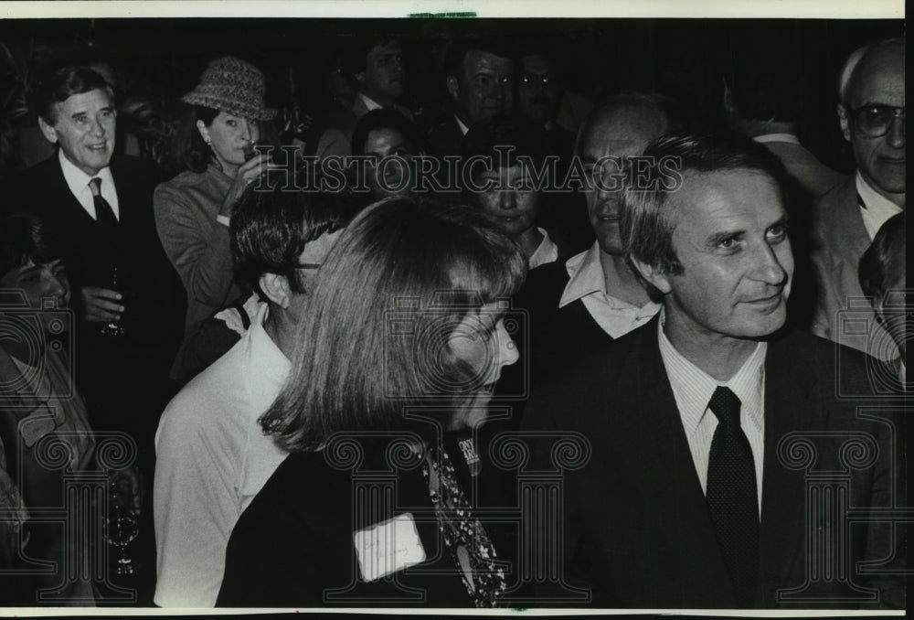 1982 Press Photo Anthony S. Earl &amp; others at a fundraiser at Major Goolsby Inc. - Historic Images