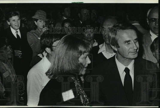 1982 Press Photo Anthony S. Earl & others at a fundraiser at Major Goolsby Inc. - Historic Images